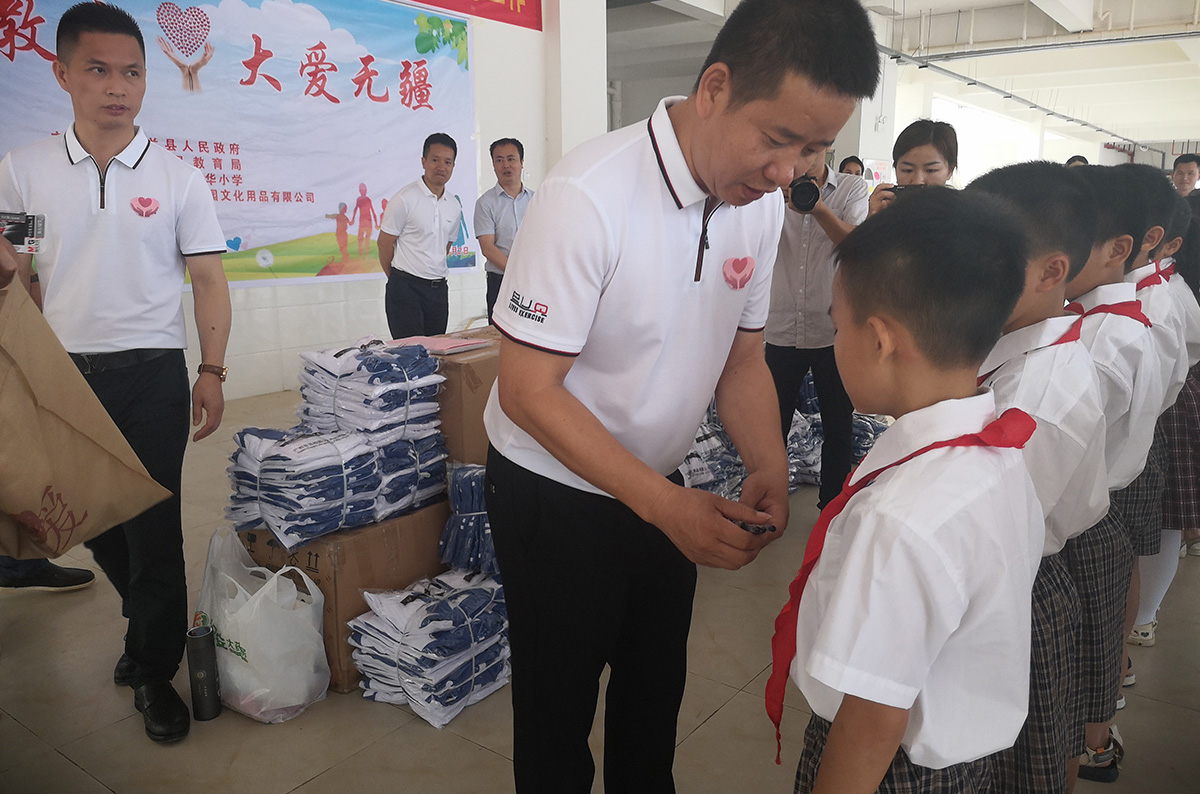 东兰深圳龙华小学捐赠价值10W元教学物资(图5)