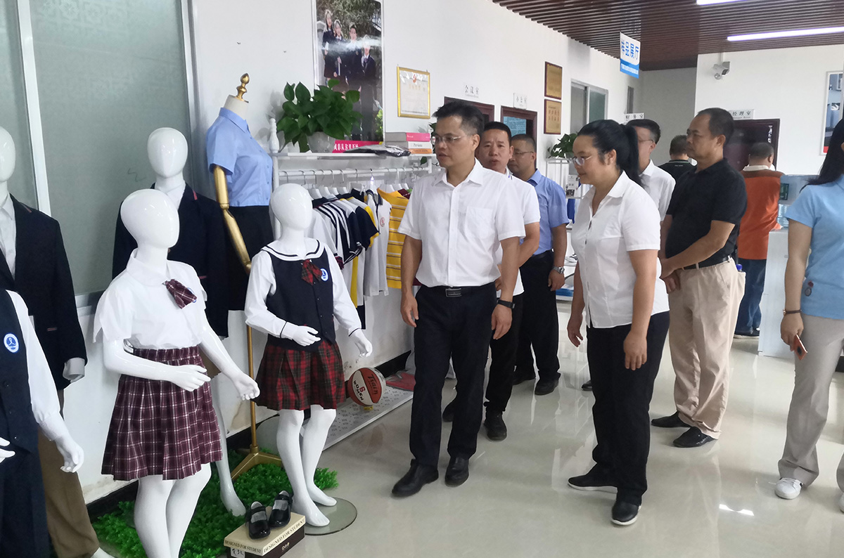 2020年7月6号深圳市龙华区委常委、统战部部长詹惠军一行15人莅临公司开展扶贫协作活动(图7)