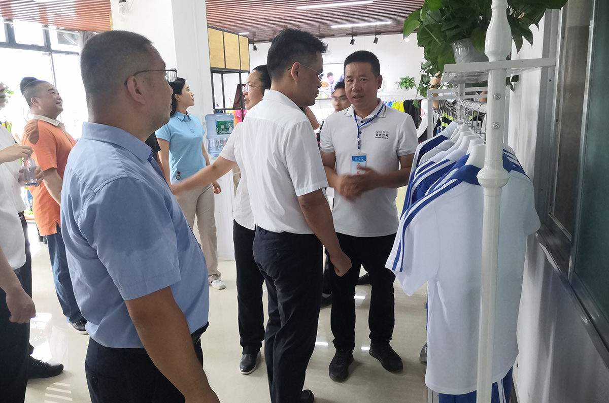 2020年7月6号深圳市龙华区委常委、统战部部长詹惠军一行15人莅临公司开展扶贫协作活动(图6)